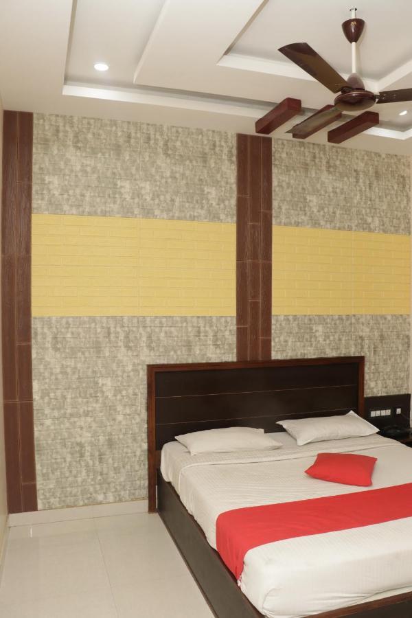 E S Residency Hotell Theni Exteriör bild
