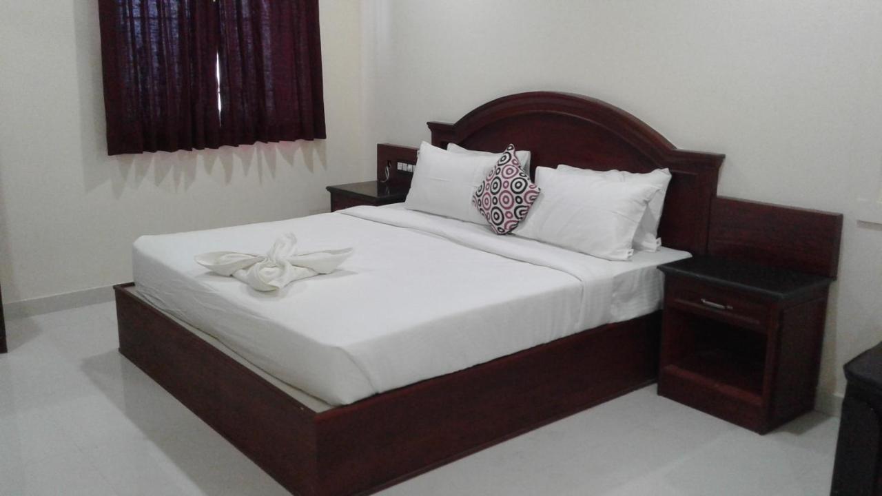 E S Residency Hotell Theni Exteriör bild