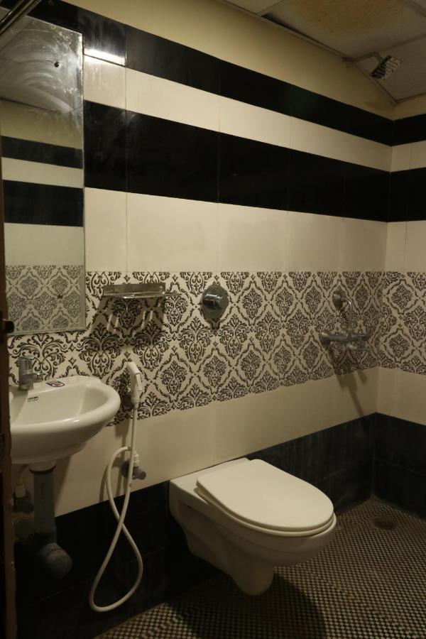 E S Residency Hotell Theni Exteriör bild