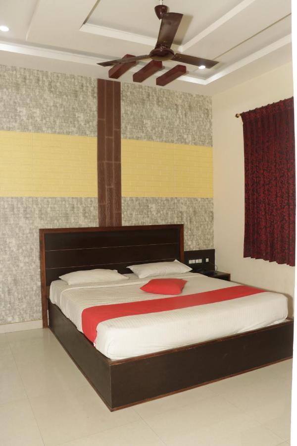 E S Residency Hotell Theni Exteriör bild