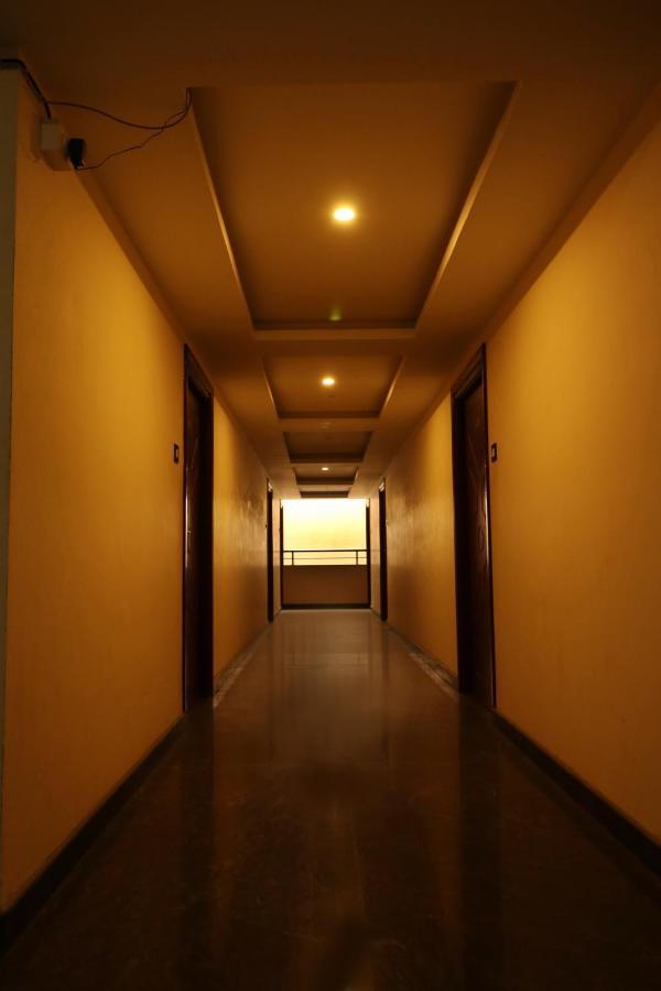 E S Residency Hotell Theni Exteriör bild