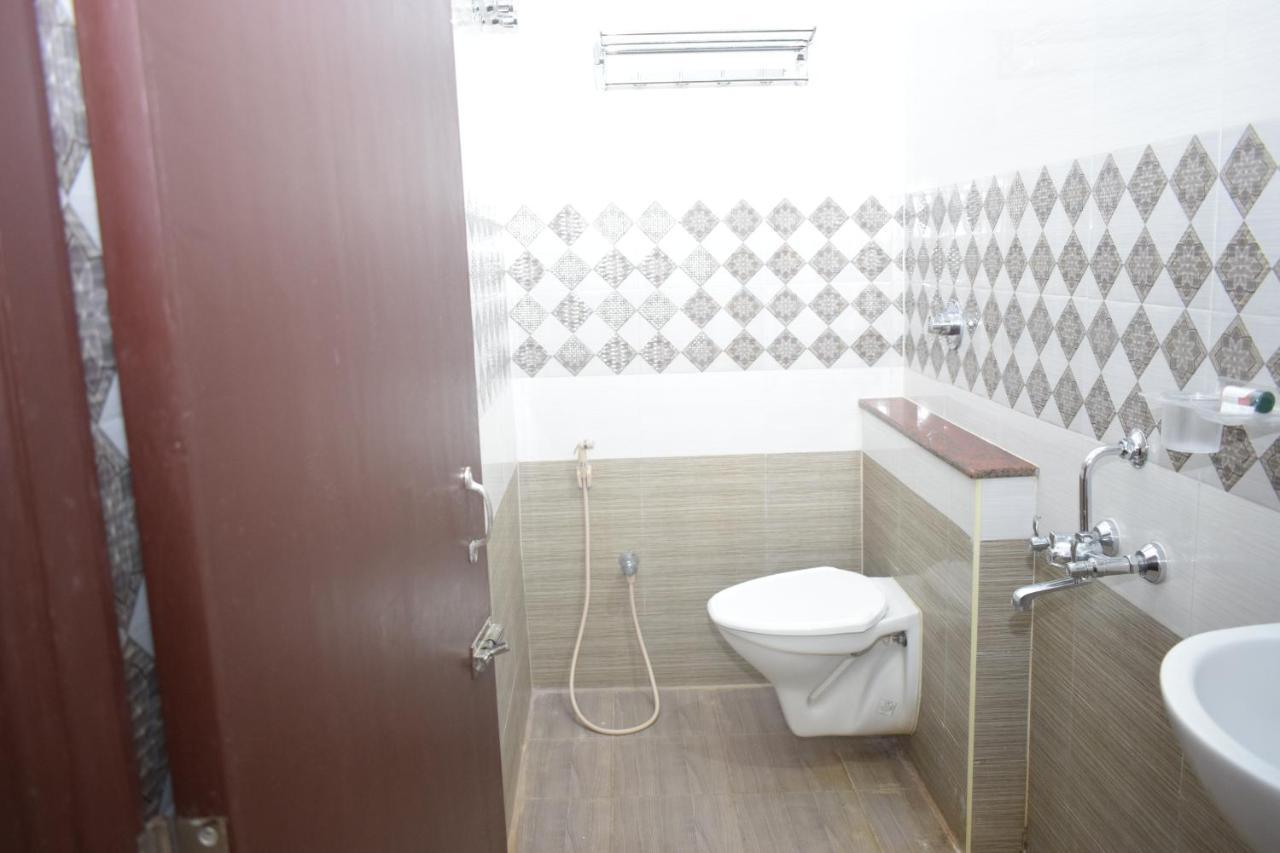 E S Residency Hotell Theni Exteriör bild