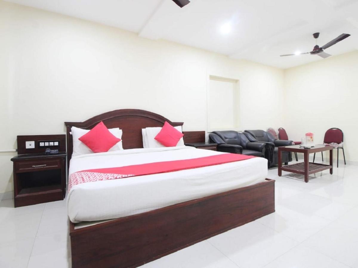 E S Residency Hotell Theni Exteriör bild