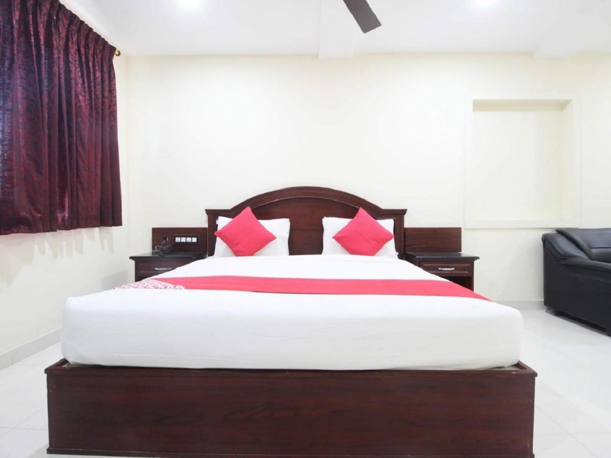 E S Residency Hotell Theni Exteriör bild